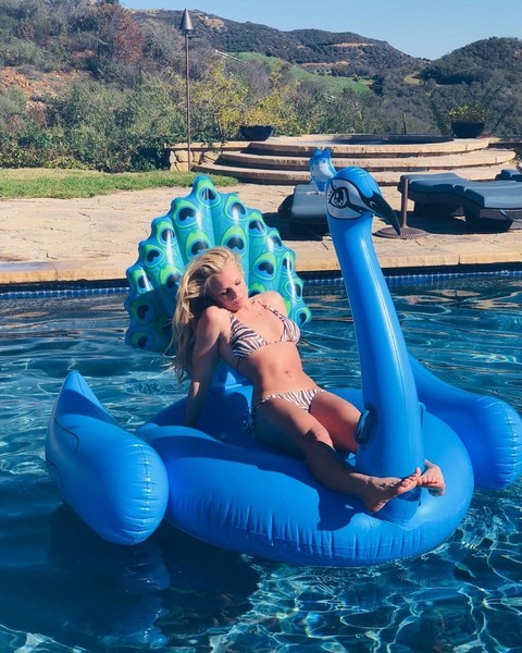 Бритни Спирс показала идеальный живот в бассейне