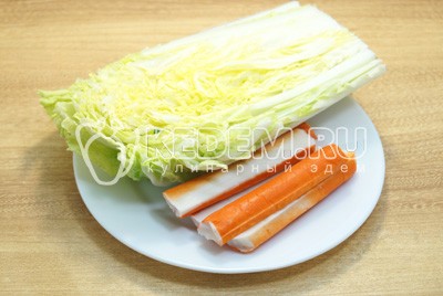 Салат с крабовыми палочками и пекинской капустой «Камелия»