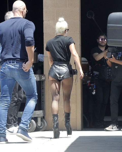 Леди Гага вышла в свет в колготках, порванных на интересном месте