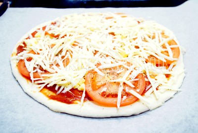 Пицца с помидорами