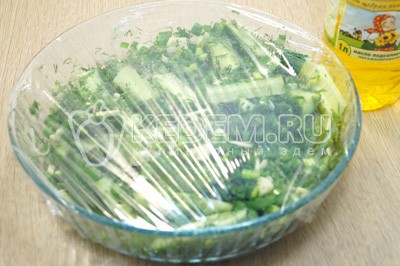 Салат «Малосольные огурчики» с зеленью и чесноком