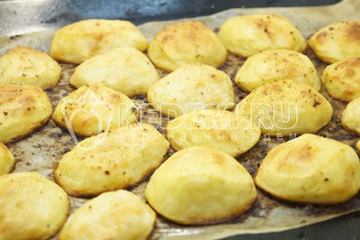 Картофель запеченный в духовке