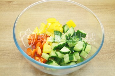 Овощной салат с чесночной заправкой на растительном масле