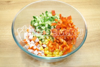 Салат с крабовыми палочками, рисом и овощами «Валенсия»