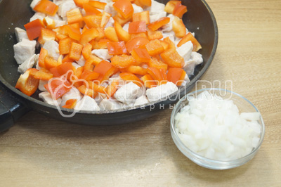 Макароны с курицей и овощами в духовке