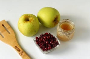 Запеченные яблоки с брусникой в духовке
