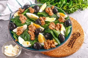 Салат с тунцом и маслинами