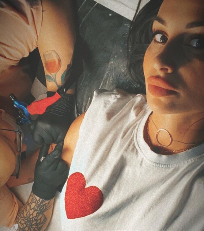 «Целуй здесь»: Анна Грачевская сделала провокационное тату