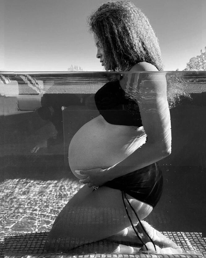 «Завораживающая красота!»: беременная Сиара в бикини опустилась на дно бассейна