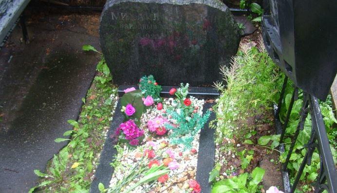 Таинственные поклонники принесли живые цветы на могилу Пуговкина